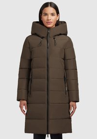 Manteau rembourré marron foncé, doté d'une capuche, d'une fermeture éclair et de poches latérales. Le design matelassé ajoute de la texture et de l'isolation.
