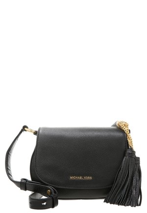 Sort Michael Kors læder crossbody taske med guldkæde og duskdetailler, justerbar rem og logo på frontklappen.