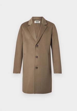 Brązowy wełniany płaszcz z wykładanym kołnierzem, trzema guzikami, bocznymi kieszeniami i gładką teksturą. Dopasowany krój o klasycznym wzornictwie.