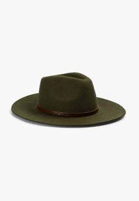 Sombrero fedora de fieltro color verde oliva con ala ancha y una banda de cuero marrón. Textura suave y diseño estructurado para un aspecto clásico.