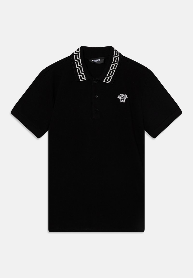 Polo negro hecho de algodón con un acabado texturizado. Presenta un cuello blanco con un patrón y un pequeño logo bordado en el pecho.
