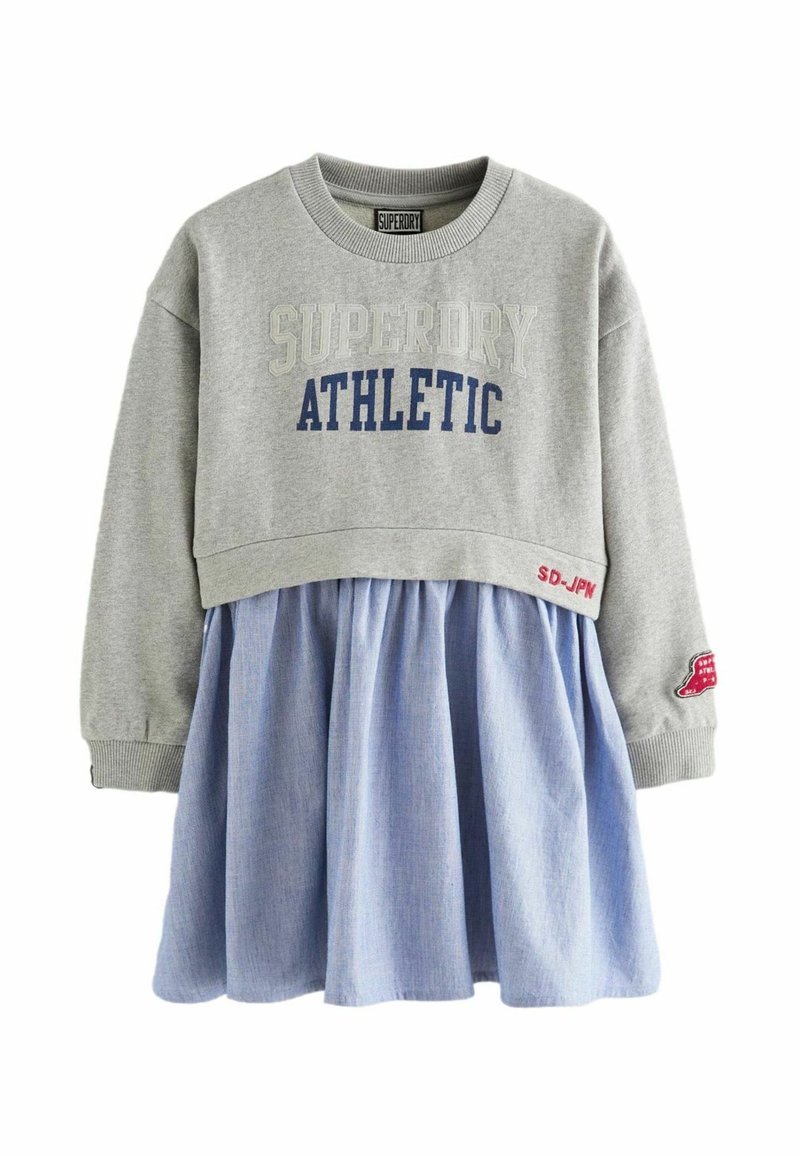 Sweat-shirt court gris à manches longues avec le texte « SUPERDRY ATHLETIC » sur une robe avec une jupe plissée bleu clair intégrée.