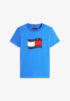 Maglietta blu a maniche corte con scollo rotondo e logo rettangolare centrale in bianco, rosso e nero con la scritta "Tommy Hilfiger".