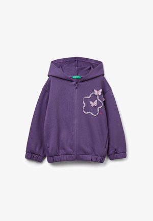 Sudadera morada con cremallera, capucha, puños elásticos y una forma de flor decorativa con tres apliques de mariposas en el lado izquierdo.