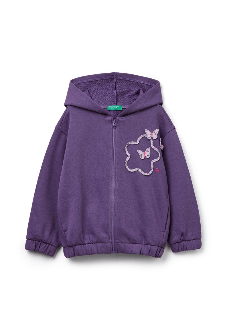 Felpa viola con zip, cappuccio, polsini elastici e una decorazione a forma di fiore con tre applicazioni a forma di farfalla sul lato sinistro.