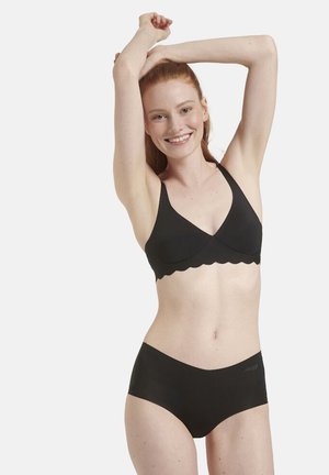 Sort bh og højtaljede bikini-trusser med bølgede kanter. Glat stof, minimalistisk design, og ingen yderligere mønstre eller detaljer.