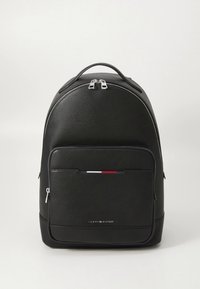 Zwarte leren rugzak met een afgeronde vorm, voorzien van een getextureerd oppervlak, zilveren ritsen en een voorvak met een gekleurde accentstreep.