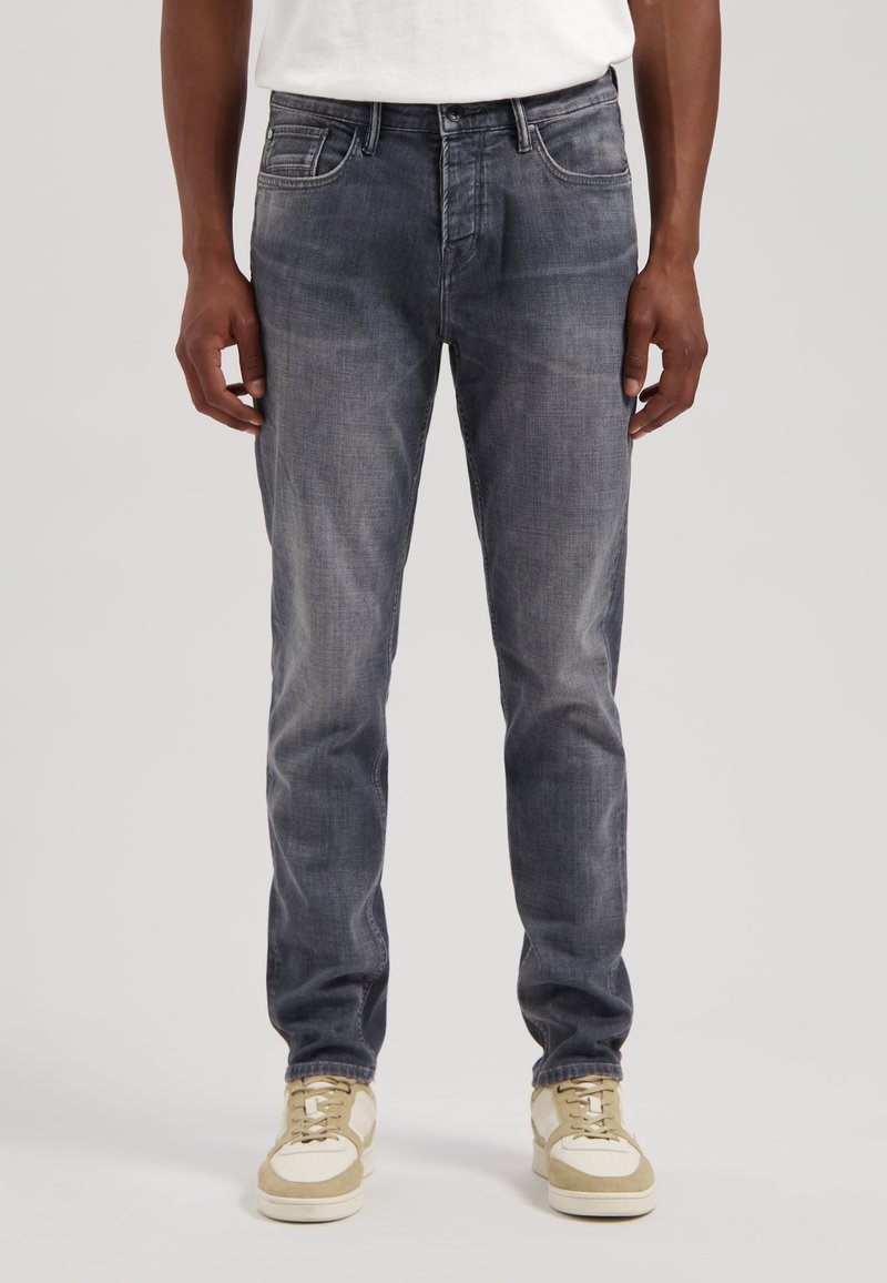 Blugi din denim întunecat cu un aspect uzat, design cu picior drept, cinci buzunare, închidere cu buton metalic și detalii de coasere minime.
