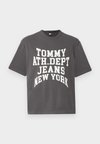 VARSITY TEE UNISEX - Camiseta estampada - washed black