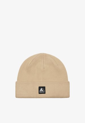 Beige Strickmütze mit umgeschlagenem Bündchen. Auf der Vorderseite befindet sich ein rechteckiges schwarzes Etikett mit einem weißen Berglogo. Weicher Stoff.