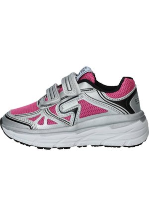 Zilveren en roze sportieve sneaker met mesh stof, twee klittenbandsluitingen, dikke witte zool en zwarte details op de hiel en zool.