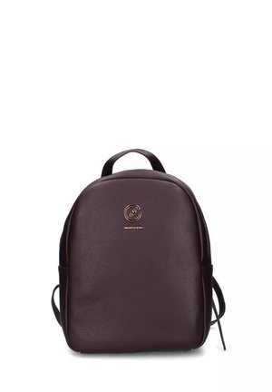 Zaino in pelle bordeaux scuro con forma arrotondata, dotato di un logo dorato sul davanti e spallacci regolabili sui lati.
