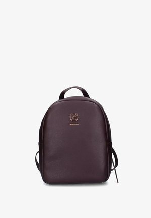 Zaino in pelle bordeaux scuro con forma arrotondata, dotato di un logo dorato sul davanti e spallacci regolabili sui lati.