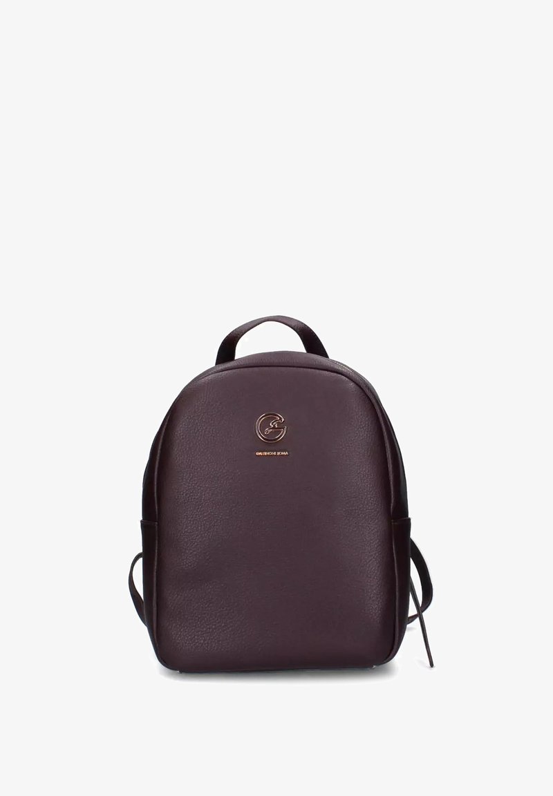 Zaino in pelle bordeaux scuro con forma arrotondata, dotato di un logo dorato sul davanti e spallacci regolabili sui lati.
