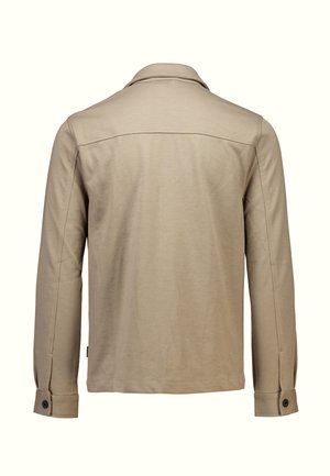 Chemise beige à manches longues avec un col et des boutons aux poignets. Texture de tissu lisse avec un design épuré et minimaliste.