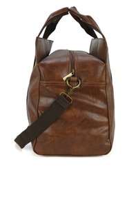 Bruine leren reistas met twee handgrepen bovenaan, verstelbare bruine stoffen schouderband, verticale ritsafsluiting en een subtiele textuurafwerking.