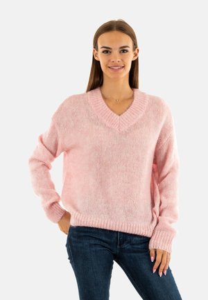 Maglione lavorato a maglia rosa chiaro con scollo a V e maniche lunghe. Presenta polsini e orlo a coste, evidenziando una texture morbida e fluffy.