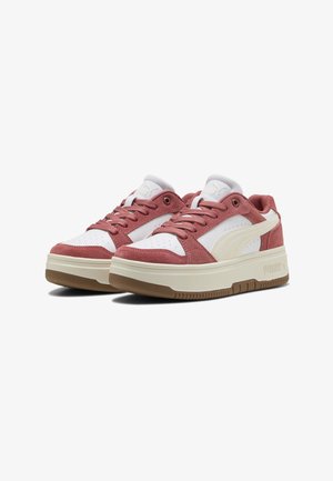 Coppia di sneakers Puma basse in bianco e rosa polvere con suole spesse color crema e battistrada marrone, mostrate affiancate su sfondo bianco.