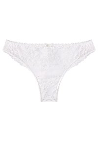 Biały koronkowy string z kwiatowymi wzorami, falbaniastymi brzegami i małą wstążką z przodu. Miękka, półprzezroczysta tkanina.