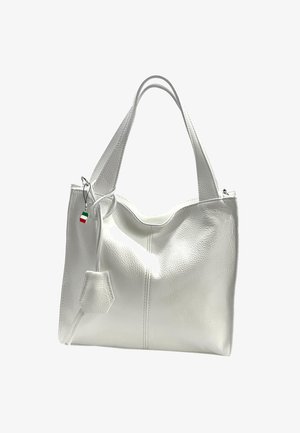 Sac en cuir blanc avec une finition texturée, doté de deux poignées, d'une étiquette décorative discrète et d'un design décontracté et léger.