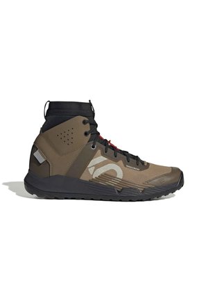 Bruine en zwarte hoge trail-schoen met zwarte veters, mesh paneel en robuuste zool, ontworpen voor buitenactiviteiten.