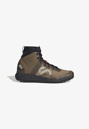 Braun-schwarzer High-Top-Trailschuh mit schwarzen Schnürsenkeln, Mesh-Einsätzen und robuster Sohle, entwickelt für Outdoor-Aktivitäten.