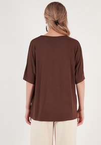 LELA LOOSE FIT - Jednoduché tričko - brown