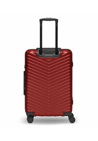 Roter Hartschalenkoffer mit Zickzackmuster, ausziehbarem schwarzem Griff und vier schwarzen Rollen für einfache Mobilität.
