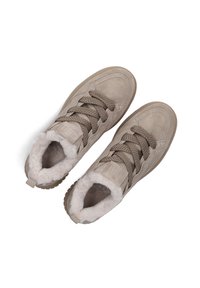 Beige suède hoge sneakers met textuurveters, een zachte voering en een rubberen zool, voorzien van een achterste trekstrip voor gemakkelijk aan- en uittrekken.
