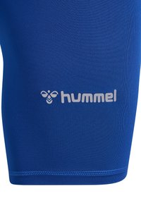 Niebieskie sportowe szorty wykonane z gładkiego, elastycznego materiału o dopasowanym kroju. Posiadają jasnoszare logo "hummel" nadrukowane z boku.