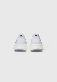 Scarpe da ginnastica bianche con una texture liscia, dotate di una suola imbottita, accenti neri e un logo a tre strisce sul tallone.