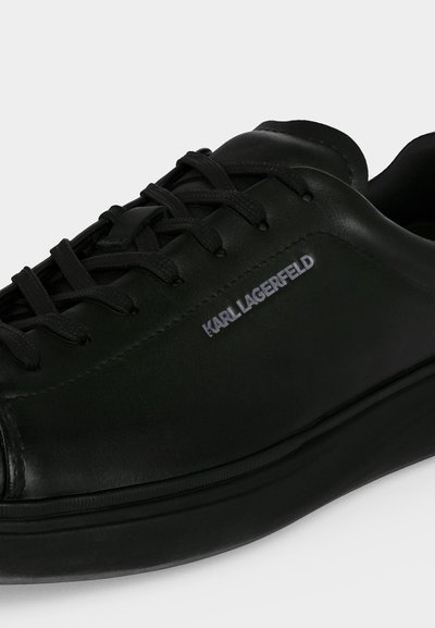 Черна ниска кожена маратонка с черни връзки и брандиране "KARL LAGERFELD" отстрани.