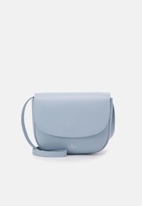 Světlomodrá kožená kabelka přes rameno s klopou, zdobená jemným prošíváním a logem značky ve spodní střední části. Obsahuje popruh.