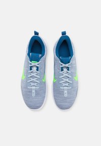 Nike Performance FLEX EXPERIENCE RUN 12 - Chaussures de running sur route - light armory blue/star blue/ashen slate/court blue/green strike/white