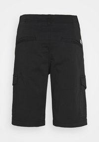 Schwarze knielange Cargoshorts mit Rückentaschen mit Schlitz und seitlichen Klappentaschen, von hinten auf weißem Hintergrund abgebildet.