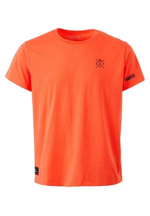 Fel oranje T-shirt met korte mouwen en ronde hals, kleine zwarte "WST"-logo op de borst, "WATTS"-tekst op de rechtermouw en een zwart label vlak bij de zoom.
