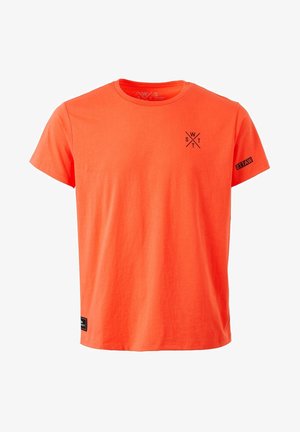 Fel oranje T-shirt met korte mouwen en ronde hals, kleine zwarte "WST"-logo op de borst, "WATTS"-tekst op de rechtermouw en een zwart label vlak bij de zoom.