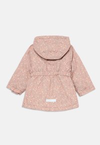 Blommönstrad, ljusrosa jacka med huva, åtsittande midja och elastiska ärmslut. Slät textur, med en bakre ventil och en vit etikett.