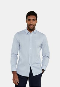 Camicia a righe blu chiaro in cotone, con colletto a bottoni, maniche lunghe e righe bianche in contrasto.