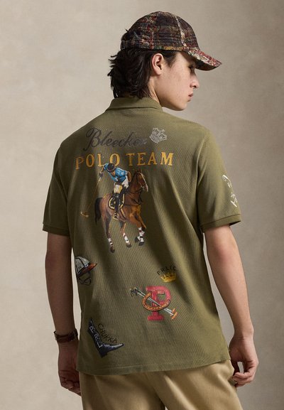 Πράσινο πουκάμισο πόλο με κέντημα σχεδίου παίκτη πόλο, κείμενο "Bleeker POLO TEAM" και διάφορα γραφικά και μοτίβα στην πλάτη.