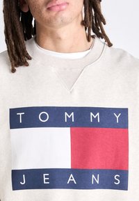 Tommy Jeans FLAG CREW UNISEX - Sweater - ancient white melange