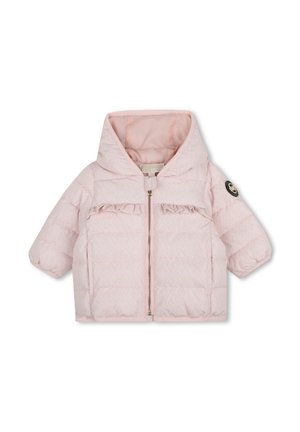 Veste pour enfants matelassée rose clair avec capuche, fermeture éclair devant, détail froufrous sur la poitrine et patch rond sur la manche gauche.