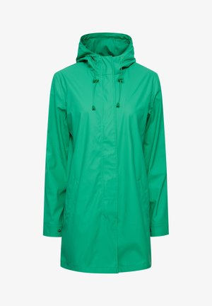 Veste de pluie verte, imperméable, avec capuche, fermeture éclair à l'avant, cordon de serrage et poches latérales. Texture lisse et brillante, manches longues.