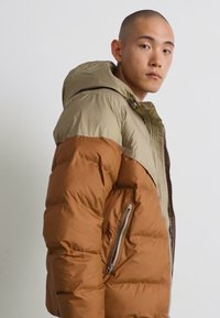 Nike Sportswear PRIMALOFT - Casaco de inverno - khaki/light british tan/sail