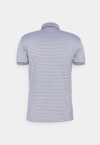 Randig polo t-shirt med krage. Har växelvis mörkblå och vita horisontella ränder. Kort ärm och mjuk tygtextur.