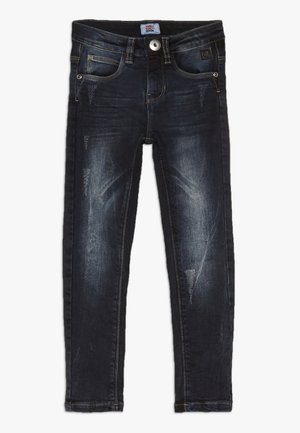 Jeans de mezclilla azul oscuro con corte ajustado, con desvanecimientos y desgastes. Diseño clásico de cinco bolsillos con cierre de botón y cremallera en la parte frontal.