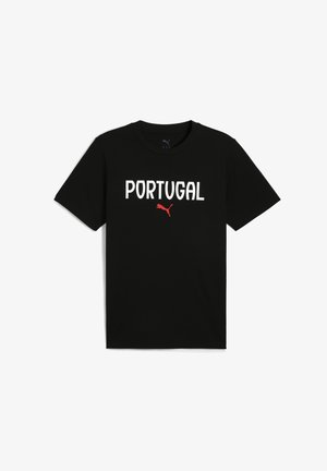 Mustat puuvillapaidat, joissa on sana "PORTUGAL" valkoisella lihavoidulla fontilla ja punainen Puma-logo alla. Lyhyet hihat, pyöreä kaula-aukko.