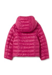 Giacca imbottita di un rosa brillante con cappuccio, caratterizzata da un design trapuntato e cuciture orizzontali sulla schiena e sulle maniche.