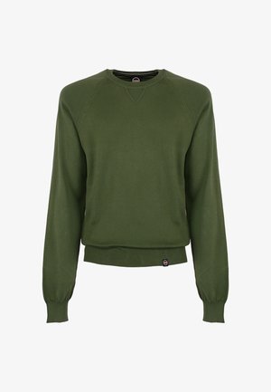 Ciemnozielony sweter z długim rękawem i okrągłym dekoltem, z prążkowanymi mankietami i dołem, ozdobiony subtelnymi przeszyciami oraz małą metką marki na dolnym brzegu.