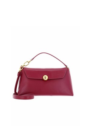 Sac à main en cuir rouge avec poignée supérieure, fermoir doré sur le rabat et bandoulière amovible, sur fond blanc.